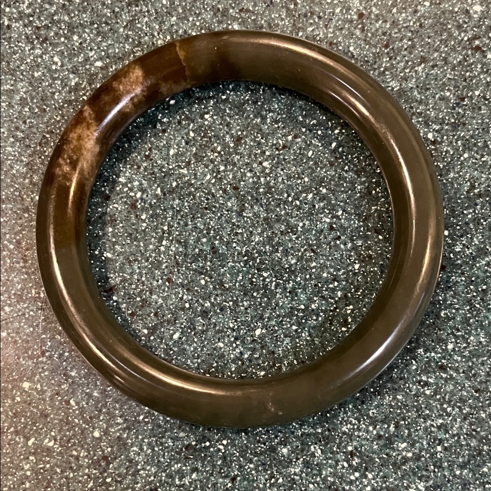Elegant Jade Bangle - Picture 6 of 10